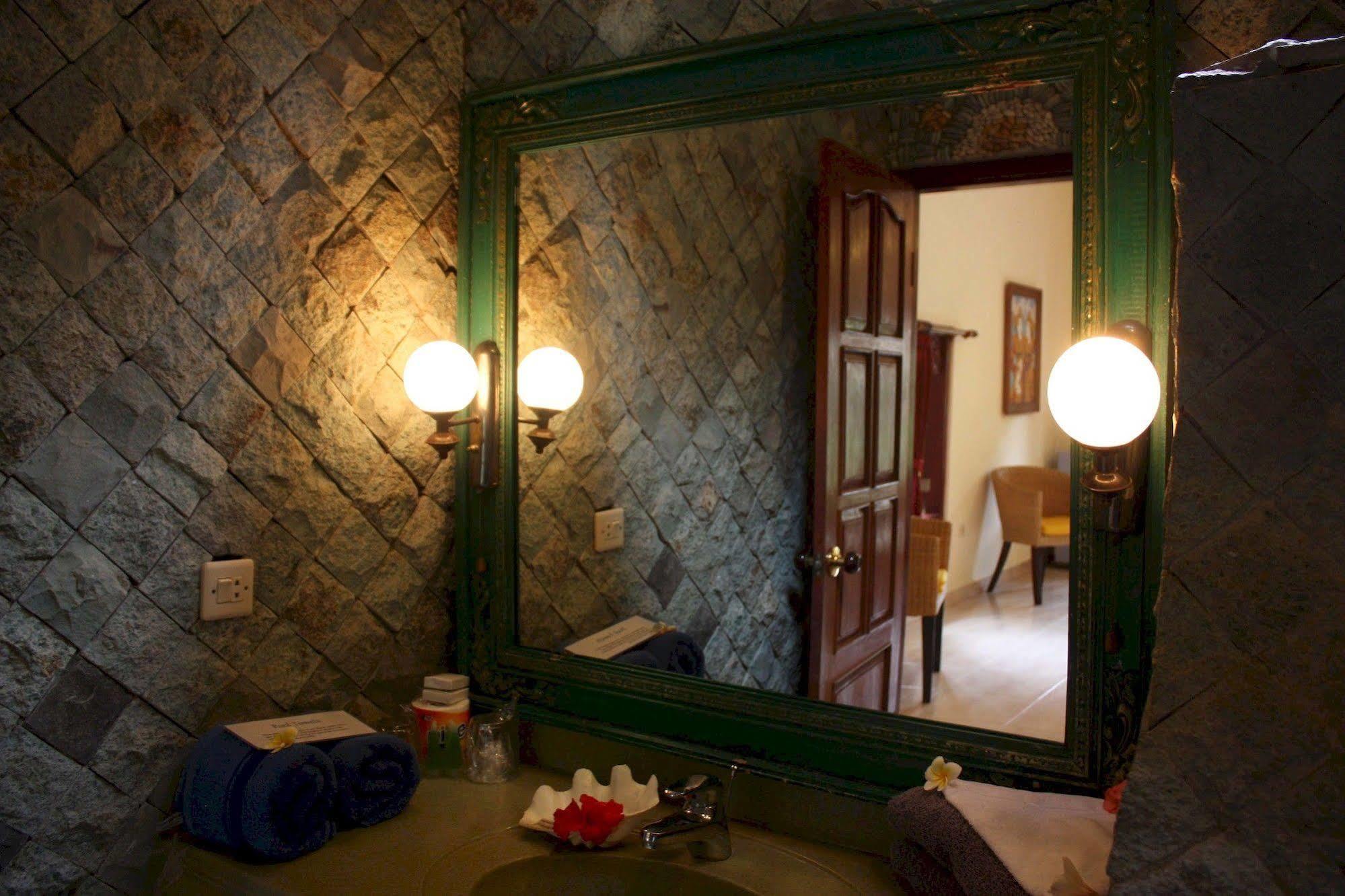 Rambutan Boutique Hotel ロヴィーナ エクステリア 写真